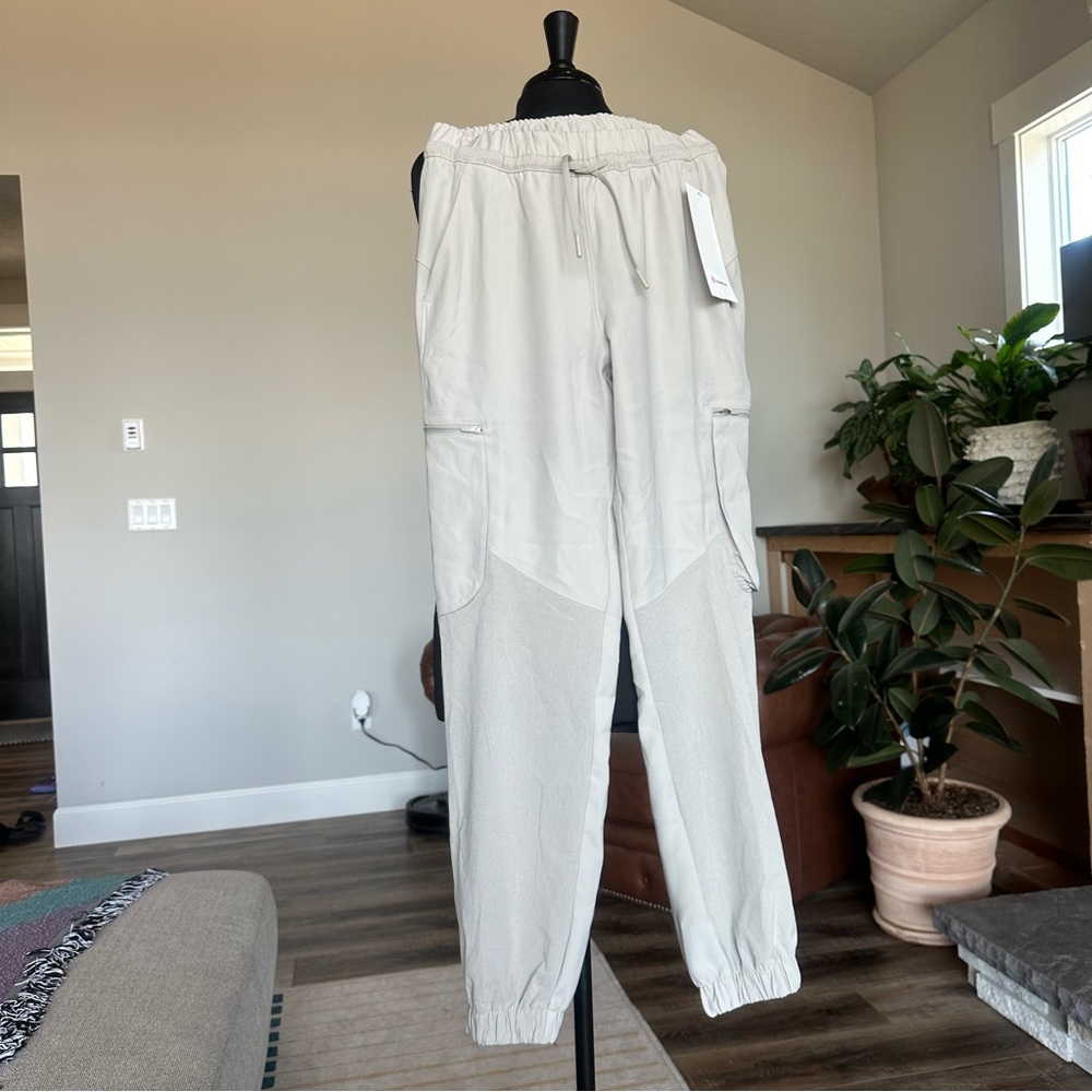 Lululemon Relaxed MR Cargo Pant. Size 4. New with tags